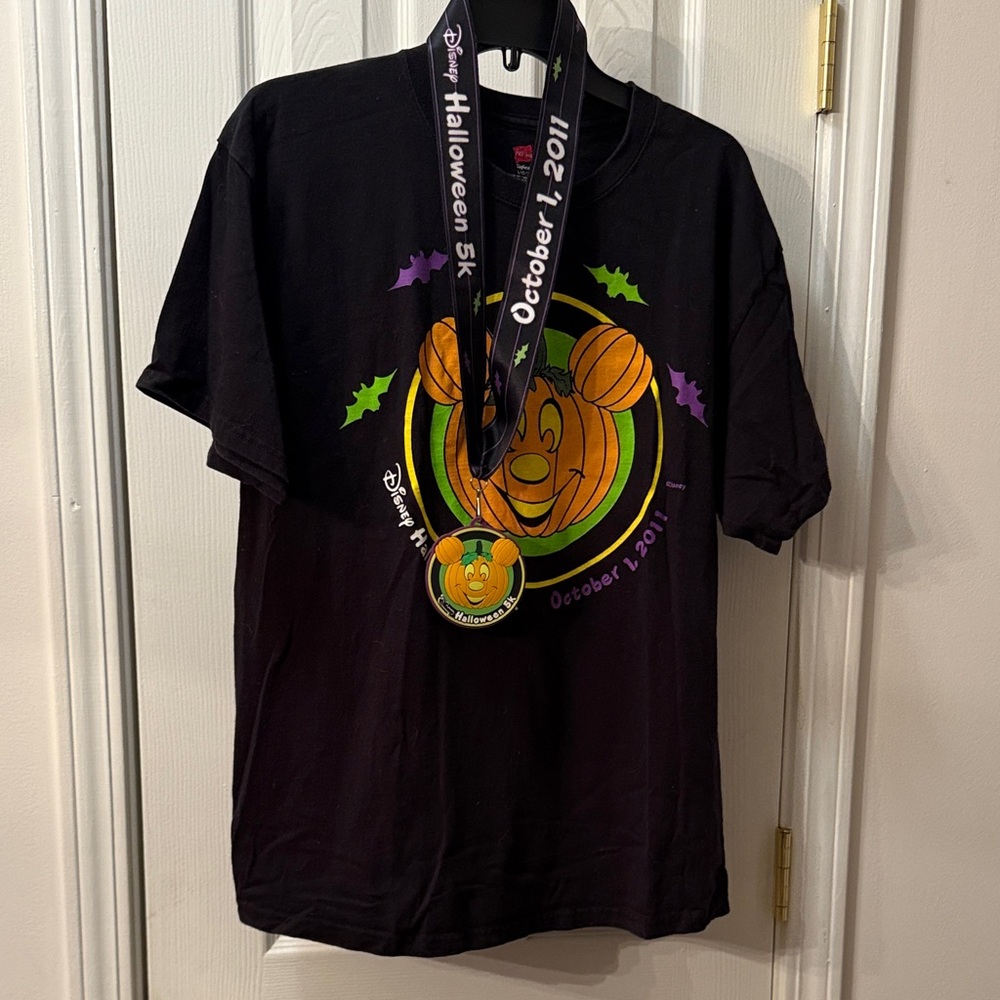 Disney Black Halloween 2011 5k T-Shirt with Pumpkin Design and Medal